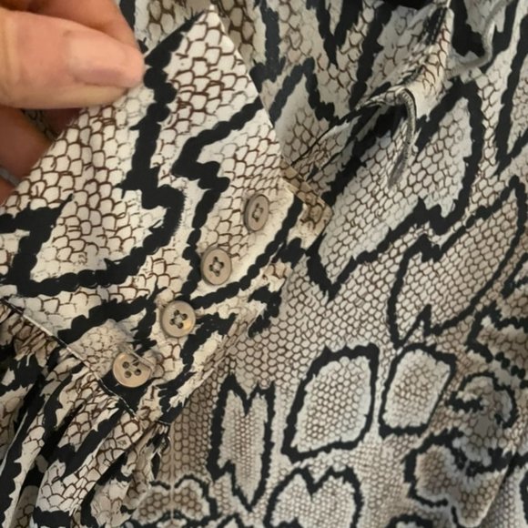 CAbi Python Popover Blouse - Picture 4 of 6